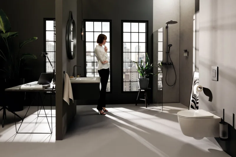 devojka stoji u modernoj kupaonici ca crnim tušem