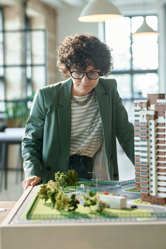arhitekta gleda model stambenog objekta s zelenom povrsinom