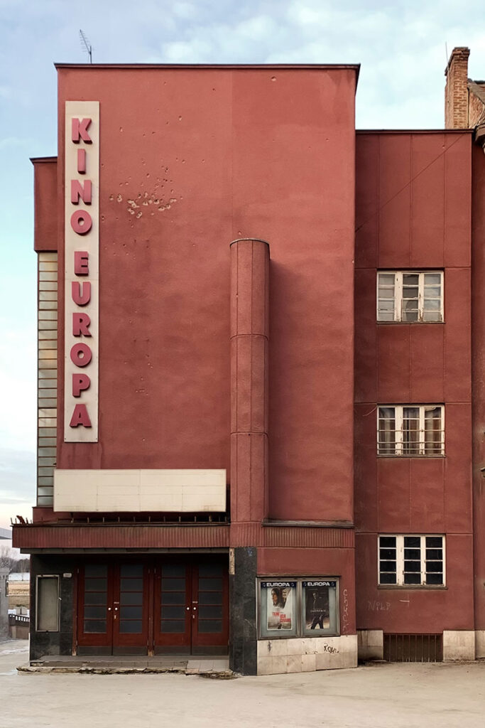 crvena zgrada sa natpisom kino europa