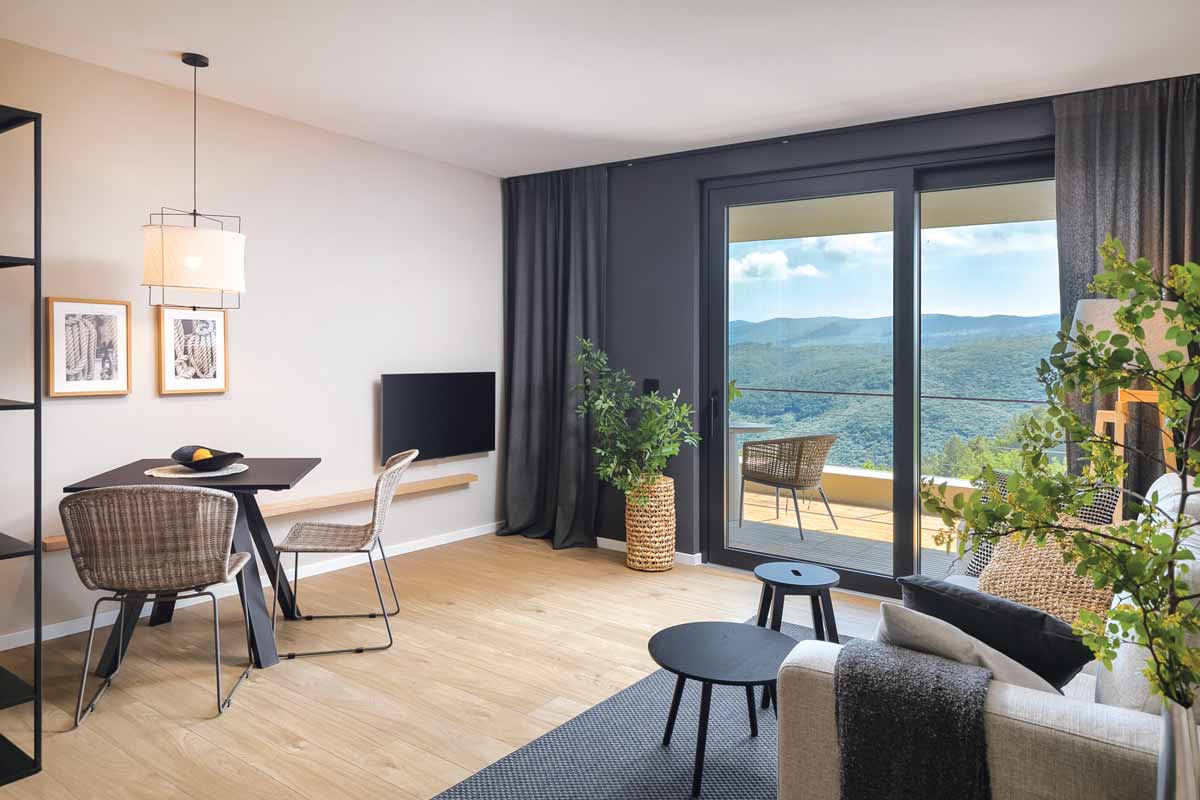 Prozori velikih dimenzija u interijeru / photo: Deceuninck