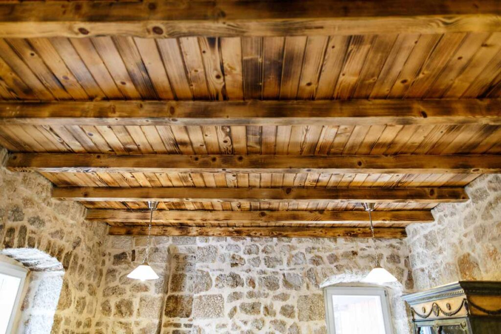 projekt: Kuća R, 4uHA, strop od drvenih greda / photo: 4uHA d.o.o.