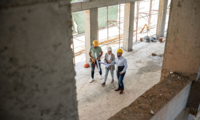 Projektanti sa izvođačem radova na gradilištu