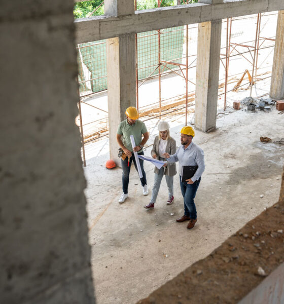 Projektanti sa izvođačem radova na gradilištu