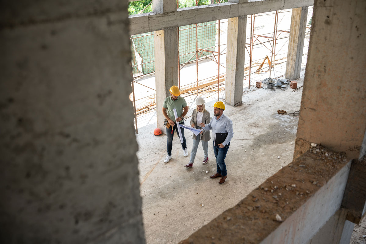 Projektanti sa izvođačem radova na gradilištu