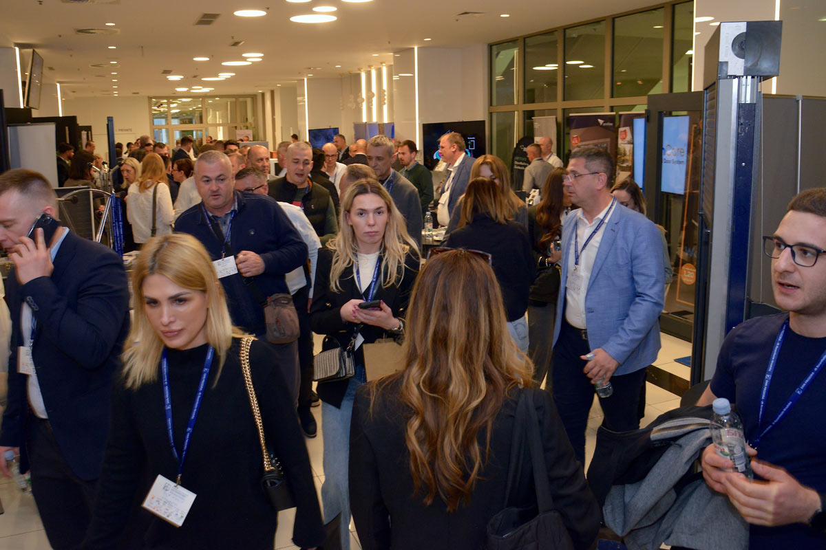 Posjetitelji u izložbenom dijelu na 12. međunarodnoj konferenciji DAN PROZORA 2025/ photo: ift Hrvatska d.o.o.
