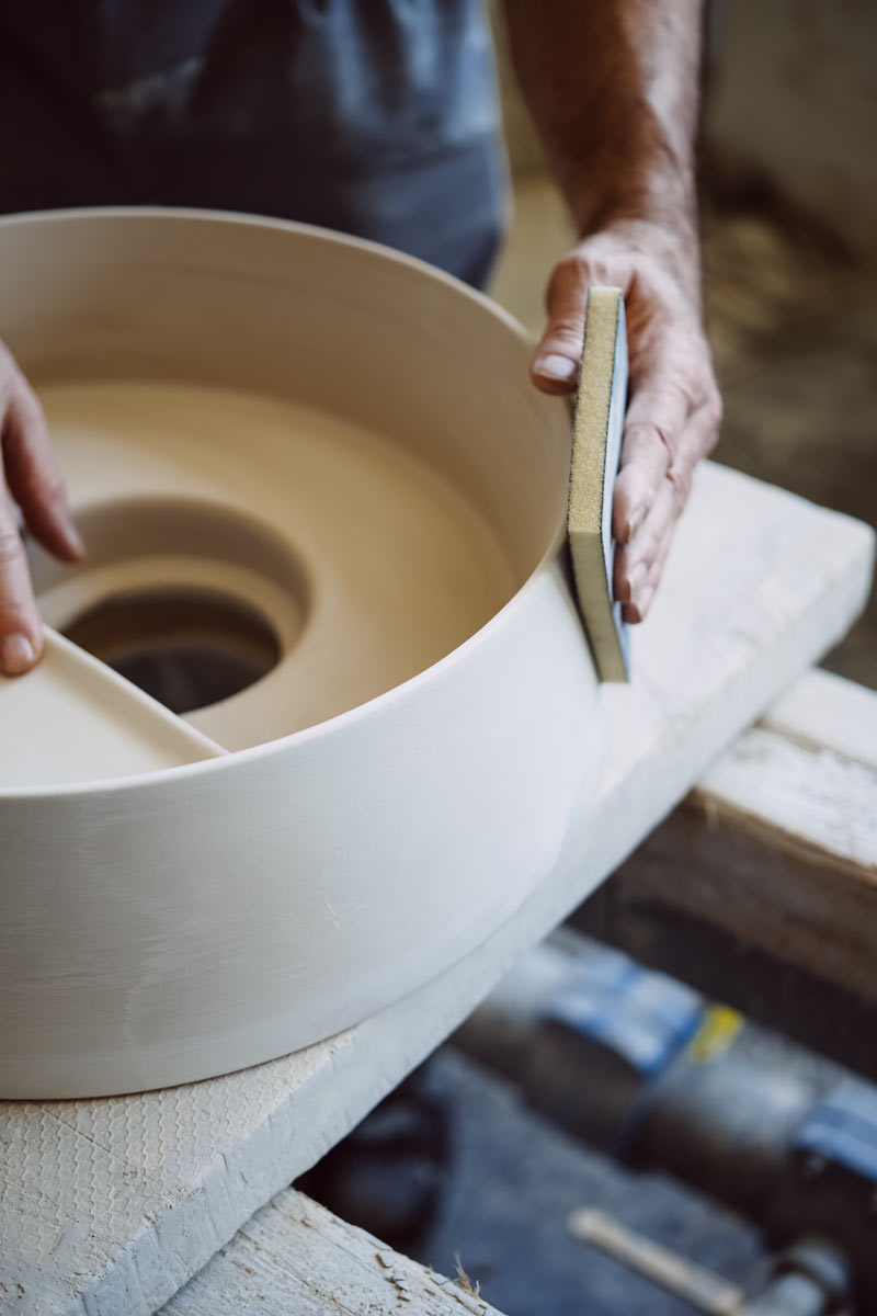 VOLTA umivaonici su nastali kao rezultat istraživanja transformacije sirovog materijala u profinjeni oblik / photo: LAUFEN