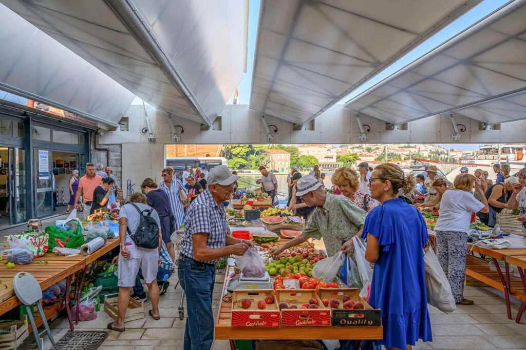 Ljudi kupuju u Tržnici Gruž / photo: Tonči Plazibat / Cropix