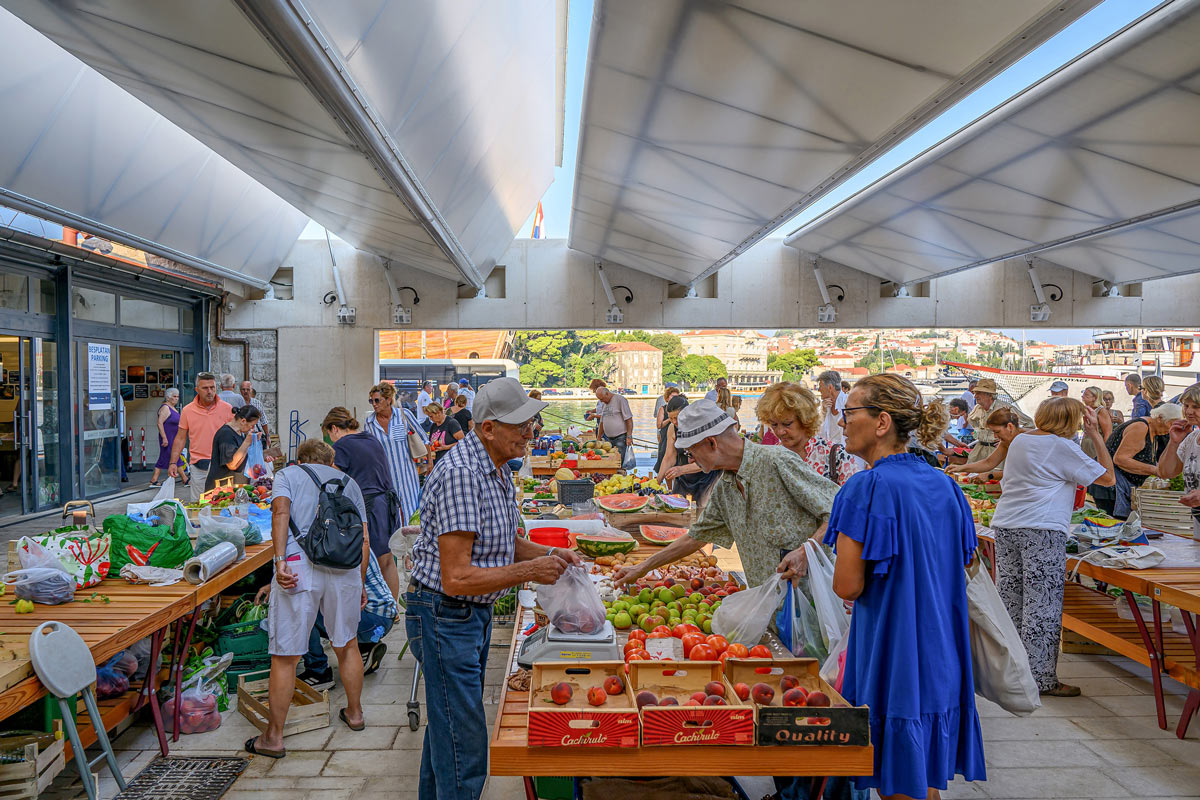 Projekt iz Hrvatske u užem izboru za nagradu EUmies Awards 2026 4 Ljudi kupuju u Tržnici Gruž / photo: Tonči Plazibat / Cropix
