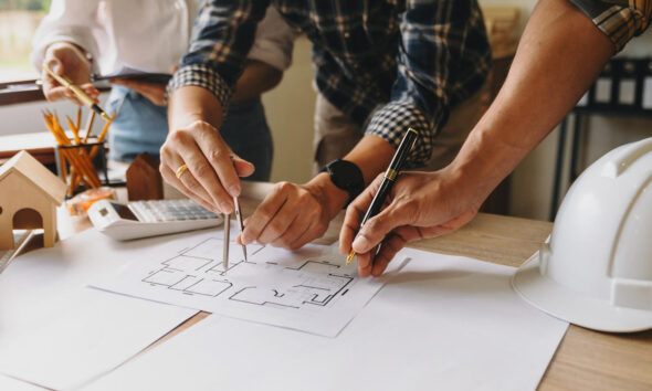 Arhitekte crtaju projektni plan
