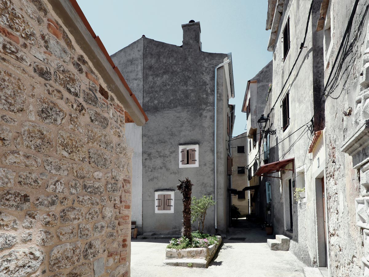 Kamena kuća na otoku Cresu / photo: Tomaz Gregoric