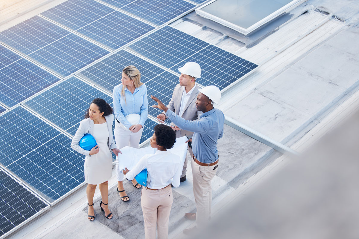 Projektanti na krovu na kom su postavljeni solarni paneli, zelene tehnologije
