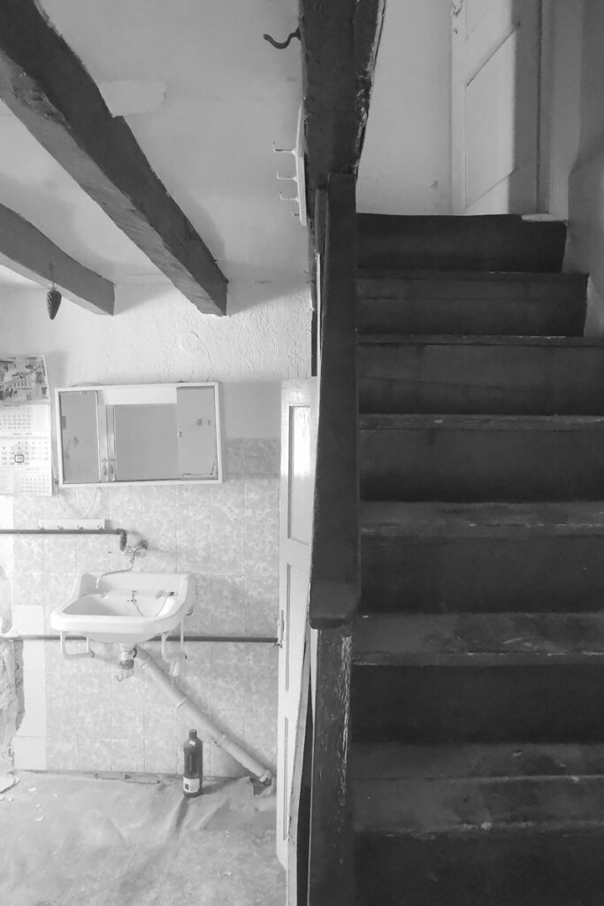 Stepenište kuće na Cresu pre renovacije / photo: OFIS arhitekti