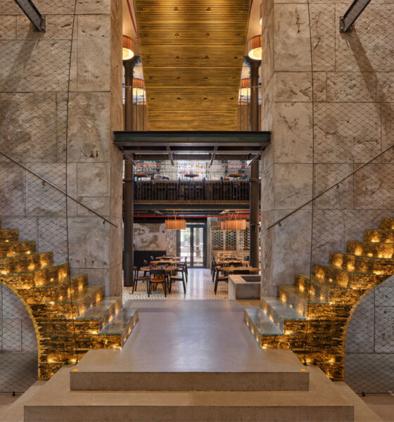 Projekt Mexická, zlatno stepenište u interijeru / photo: BoysPlayNice