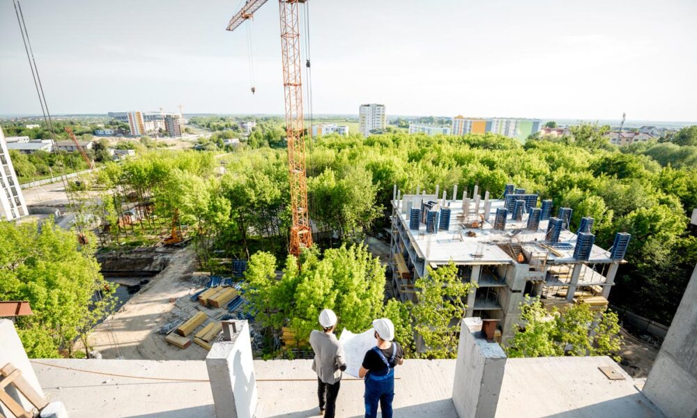 Projektant sa izvođačem radova na gradilištu