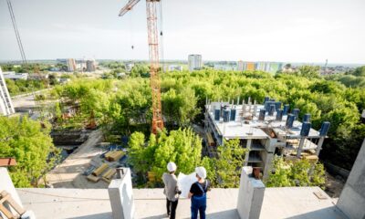 Projektant sa izvođačem radova na gradilištu