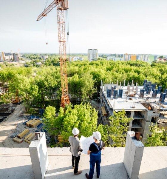 Projektant sa izvođačem radova na gradilištu