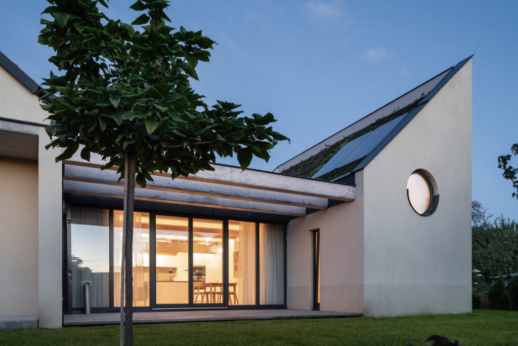 Obiteljska kuća Křenovice, poveznica između dvije kuće / photo: Tomáš Slavík