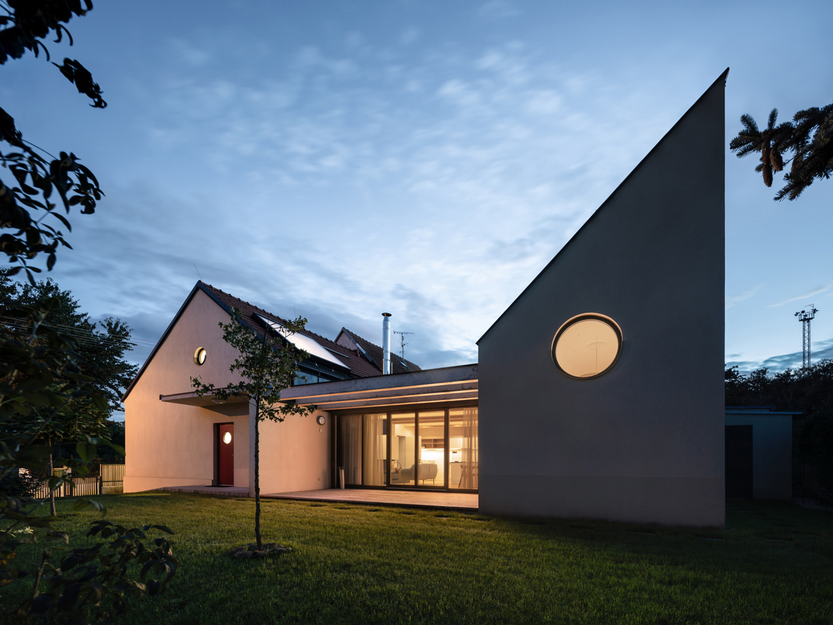 Obiteljska kuća Křenovice, noćni prikaz / photo: Tomáš Slavík