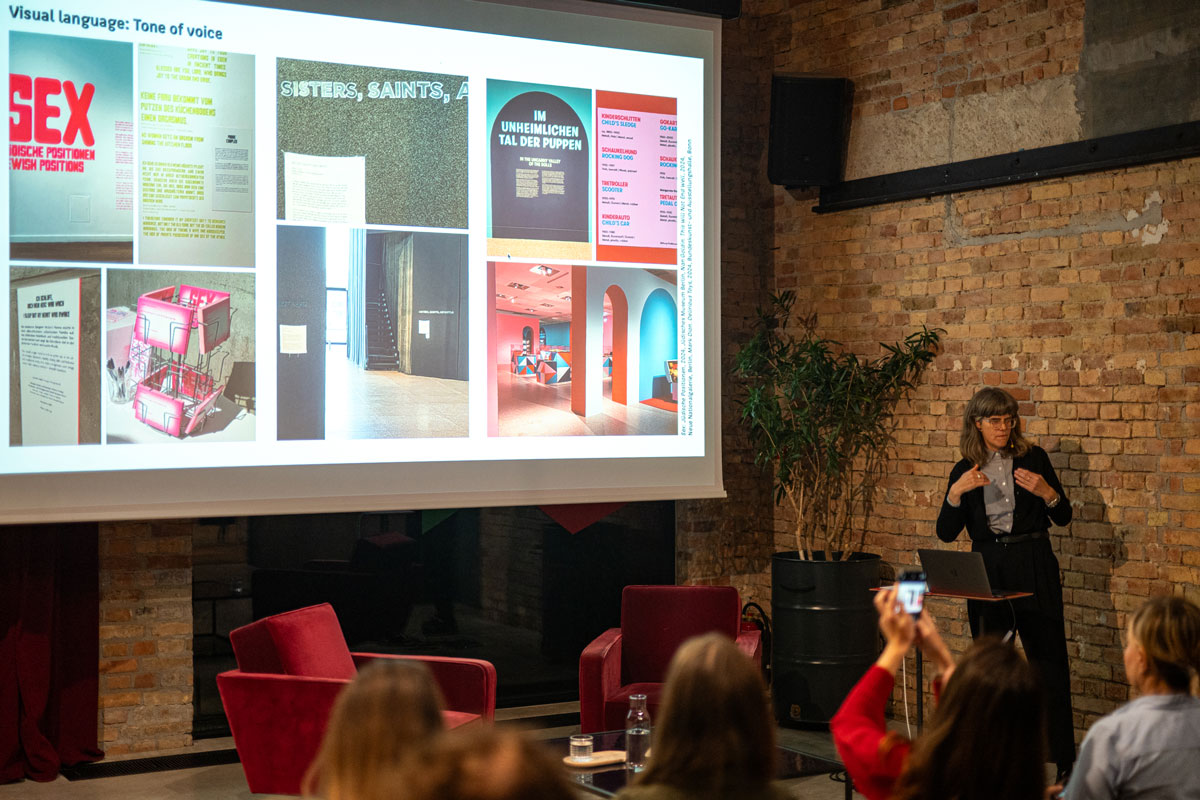 Urania x MUZE: Prostor kao narativni medij – predavanje Jone Piehl 2 Prostor kao narativni medij – predavanje Jone Piehl o ulozi grafičkog dizajna u prostornoj komunikaciji / photo: Sanjin Kaštelan