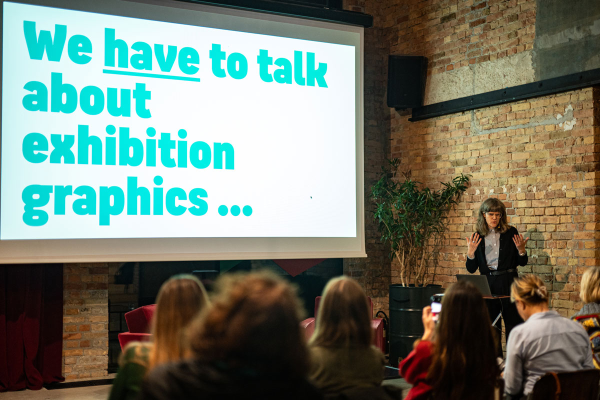 Urania x MUZE: Prostor kao narativni medij – predavanje Jone Piehl 1 Urania x MUZE: Prostor kao narativni medij – predavanje Jone Piehl o ulozi grafičkog dizajna u prostornoj komunikaciji / photo: Sanjin Kaštelan