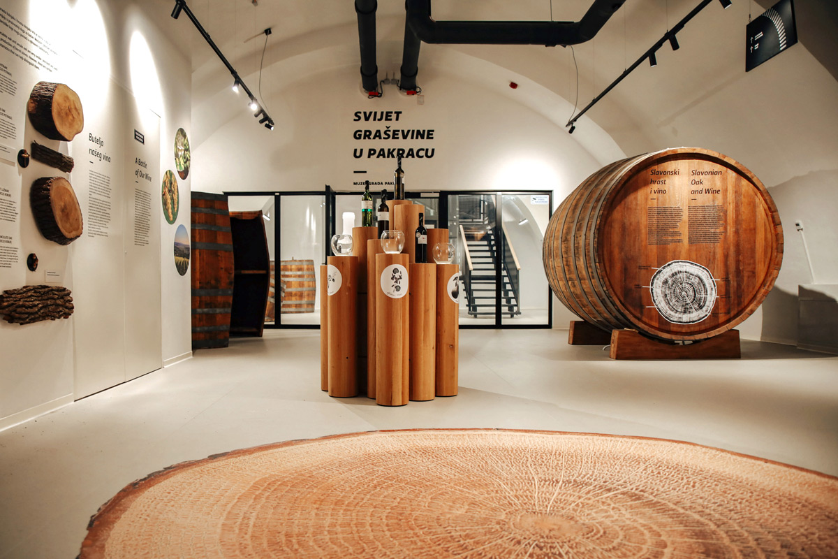 Intervju: Vedrana Vrabec i Marko Rašić - Brendiranje prostora kao režija iskustva 2 Spahijski podrum, Knjižnica i Muzej, Grad Pakrac, 2024. / koautori: Muze / produkcija: Ett, Primat RD / photo: Dora Jurić