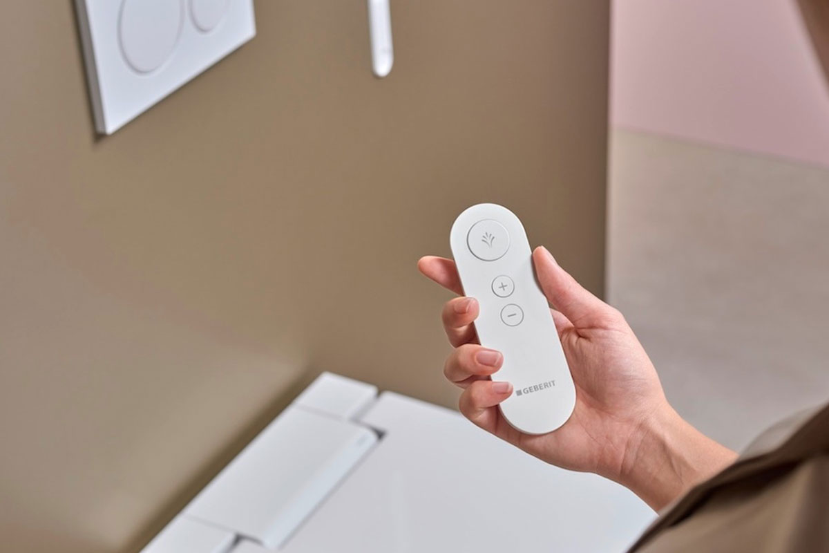Kako izgleda moderna kupaonica? - Pregled kupaonskih trendova 6 Tuš WC uređajem može se upravljati putem daljinskog upravljača ili putem mobilnog telefona / photo: Geberit