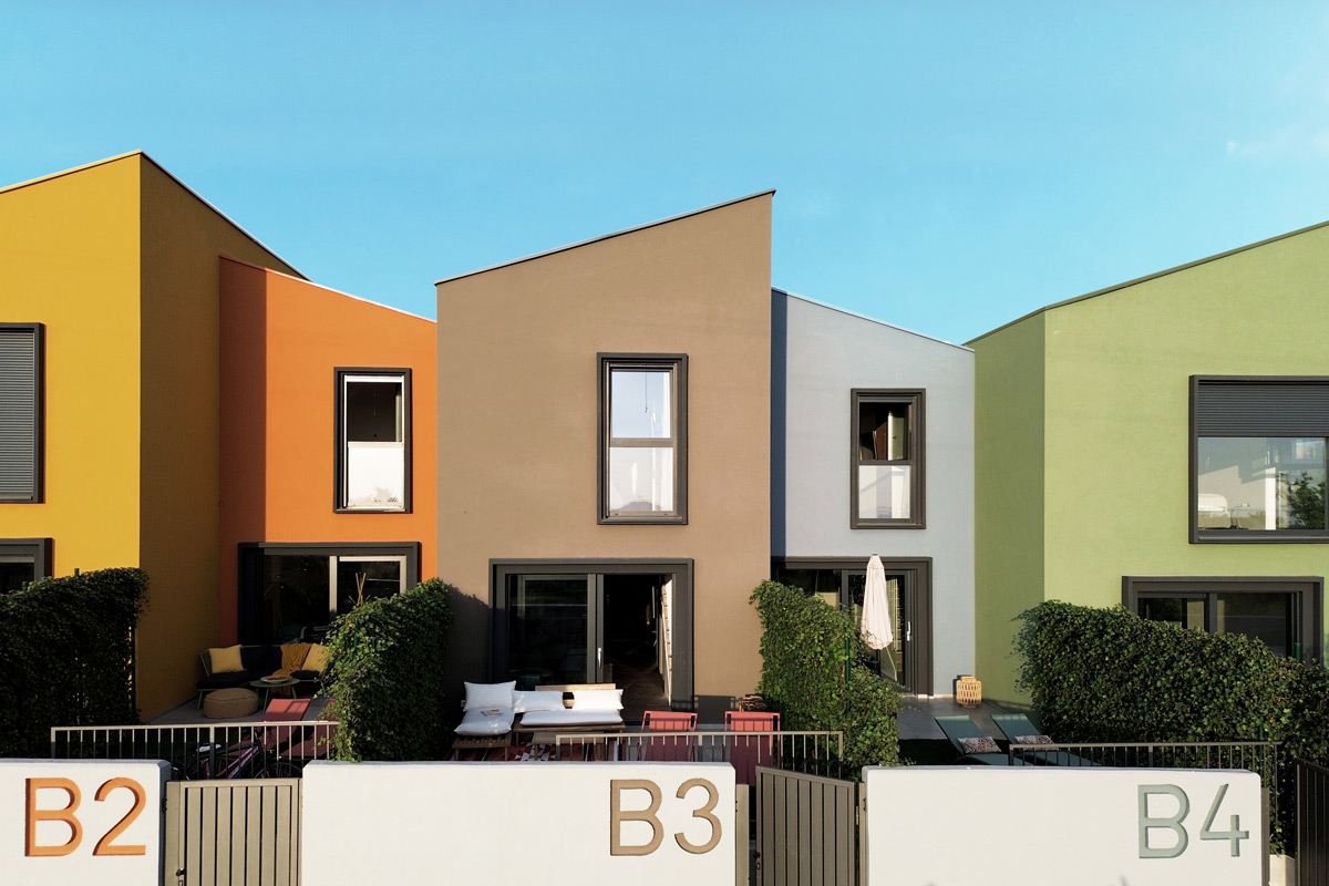 projekt: NFO - Granice prostora: Između individualnog doma i kolektivnog stanovanja 1 projekt: Gradske kuće Maj / autor projekta: NFO / fotografije: Jan Stojković, Nenad Ravnić, Kata Marunica / fotografije dronom: Filip Ružić