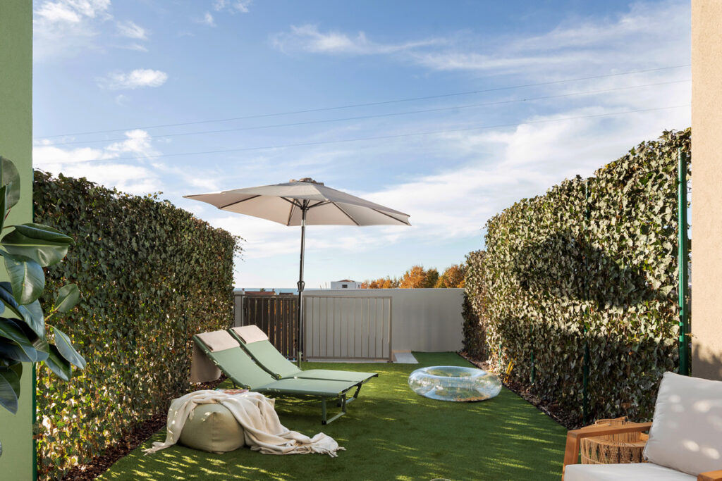 projekt: NFO - Granice prostora: Između individualnog doma i kolektivnog stanovanja 3 projekt: Gradske kuće Maj / autor projekta: NFO / fotografije: Jan Stojković, Nenad Ravnić, Kata Marunica / fotografije dronom: Filip Ružić