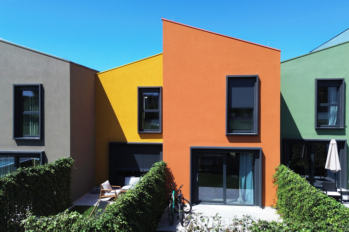 projekt: NFO - Granice prostora: Između individualnog doma i kolektivnog stanovanja 5 projekt: Gradske kuće Maj / autor projekta: NFO / fotografije: Jan Stojković, Nenad Ravnić, Kata Marunica / fotografije dronom: Filip Ružić