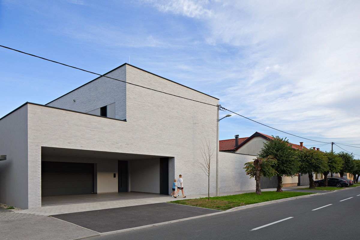 Projekt: Dva arhitekta Zidarić - Kuća unutar kuće: život između četiri atrija 2 projekt: Kuća unutar kuće / autor projekta: Dva arhitekta Zidarić / photo: Robert Leš