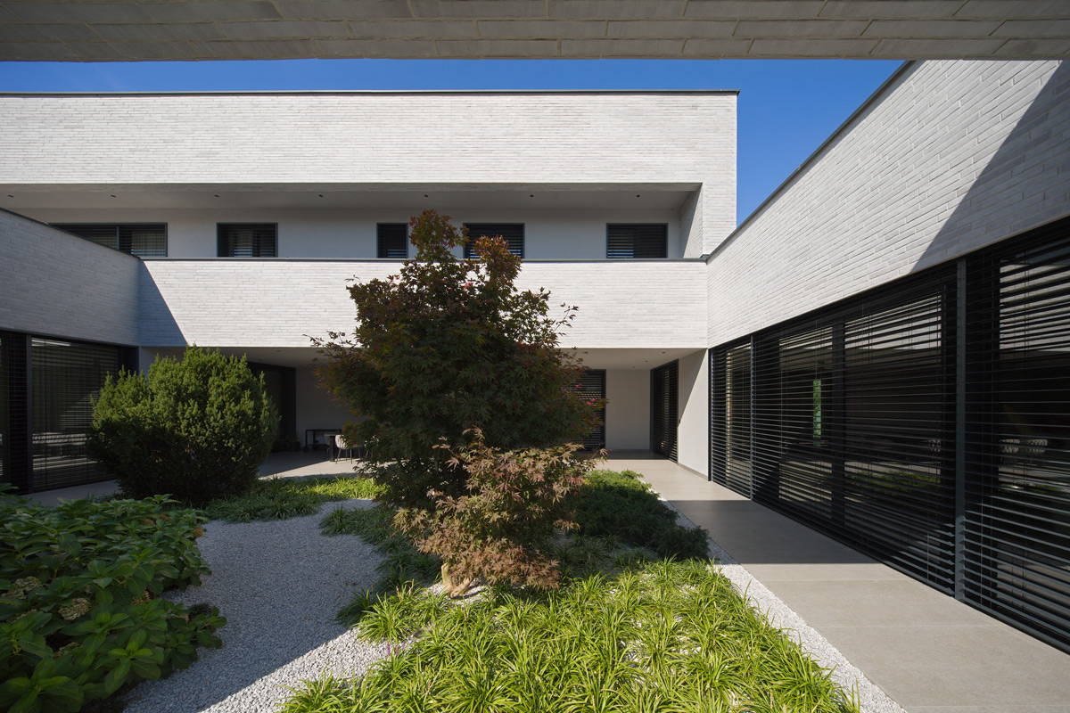 Projekt: Dva arhitekta Zidarić - Kuća unutar kuće: život između četiri atrija 4 projekt: Kuća unutar kuće / autor projekta: Dva arhitekta Zidarić / photo: Robert Leš