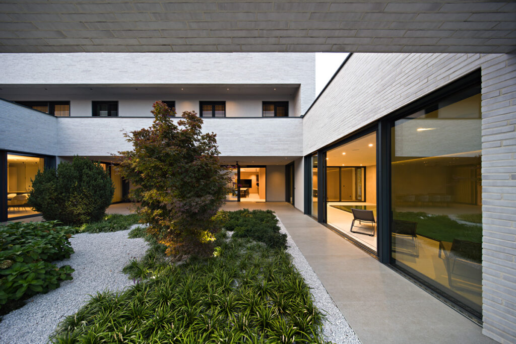 Projekt: Dva arhitekta Zidarić - Kuća unutar kuće: život između četiri atrija 8 projekt: Kuća unutar kuće / autor projekta: Dva arhitekta Zidarić / photo: Robert Leš