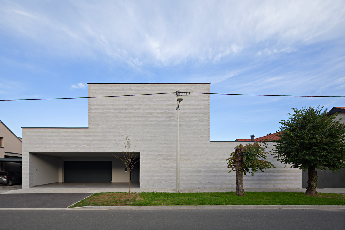 Projekt: Dva arhitekta Zidarić - Kuća unutar kuće: život između četiri atrija 1 projekt: Kuća unutar kuće / autor projekta: Dva arhitekta Zidarić / photo: Robert Leš