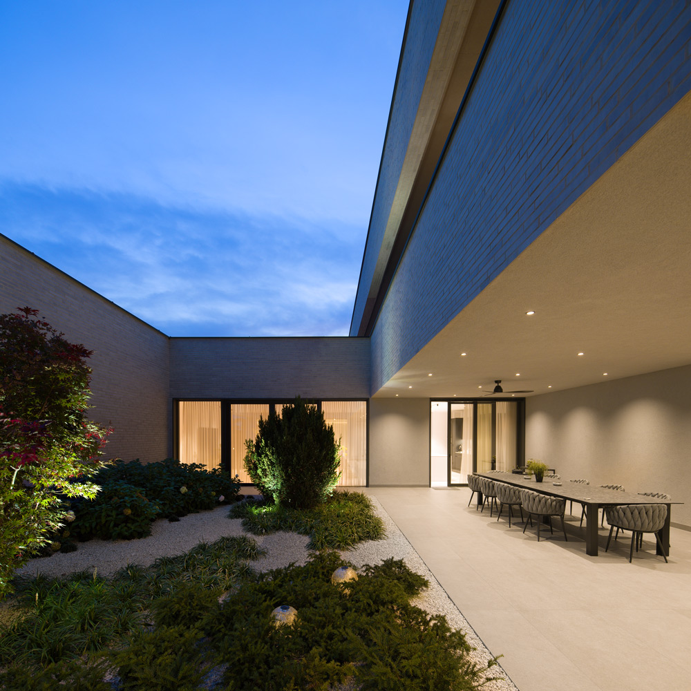 Projekt: Dva arhitekta Zidarić - Kuća unutar kuće: život između četiri atrija 3 projekt: Kuća unutar kuće / autor projekta: Dva arhitekta Zidarić / photo: Robert Leš