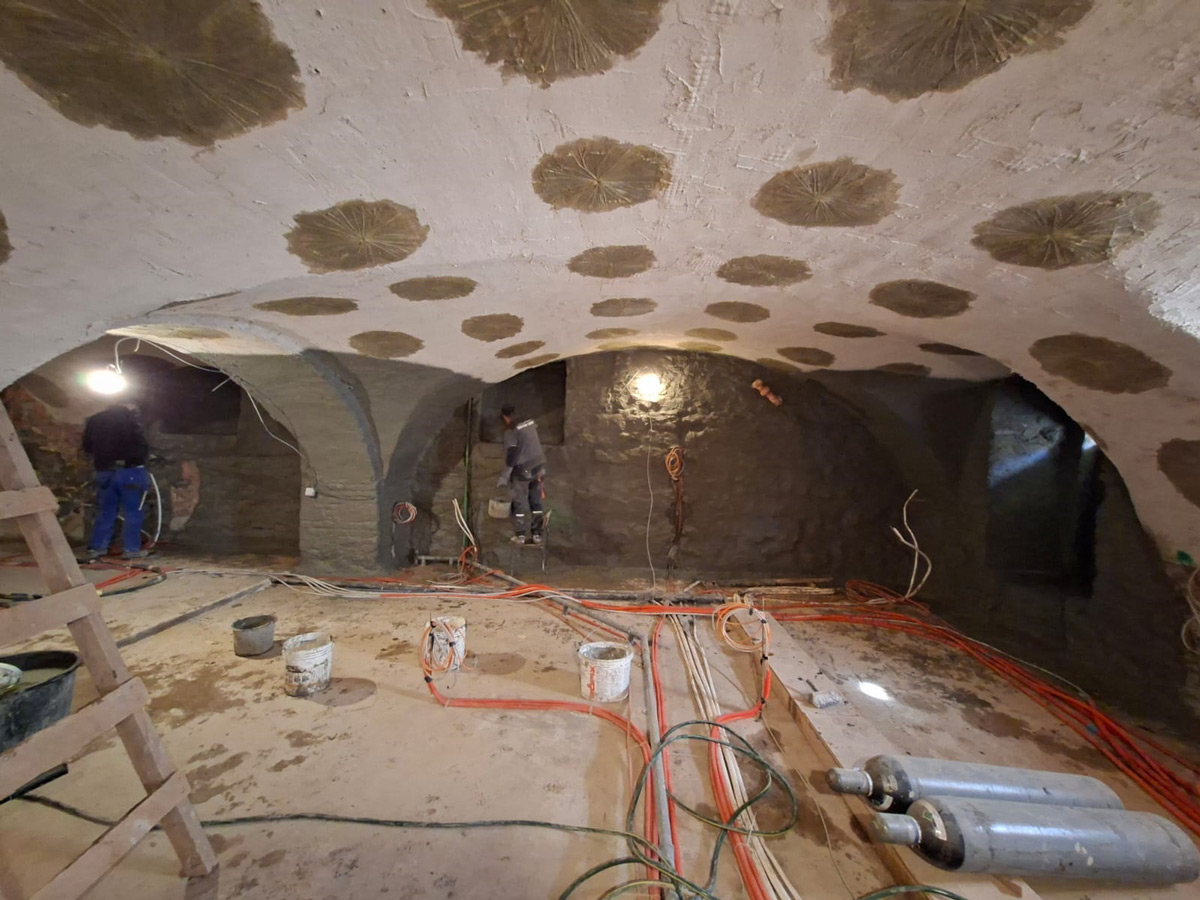 Kako ARP d.o.o. rješava probleme vlage i vraća funkcionalnost urbanim prostorima 1 Sanacija u palači VOKR, radovi izravnavanja i nanošenja hidroizolacijskog / photo: ARP d.o.o.