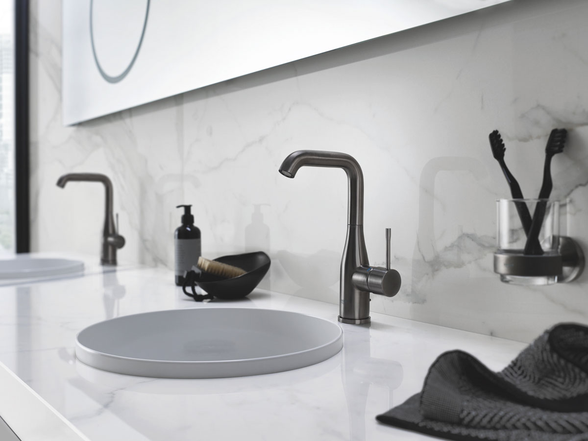 GROHE - Odabir PVD asortimana u četiri najpopularnije PVD boje 1 Hard Graphite PVD boja u interijeru kupaonice / photo: GROHE