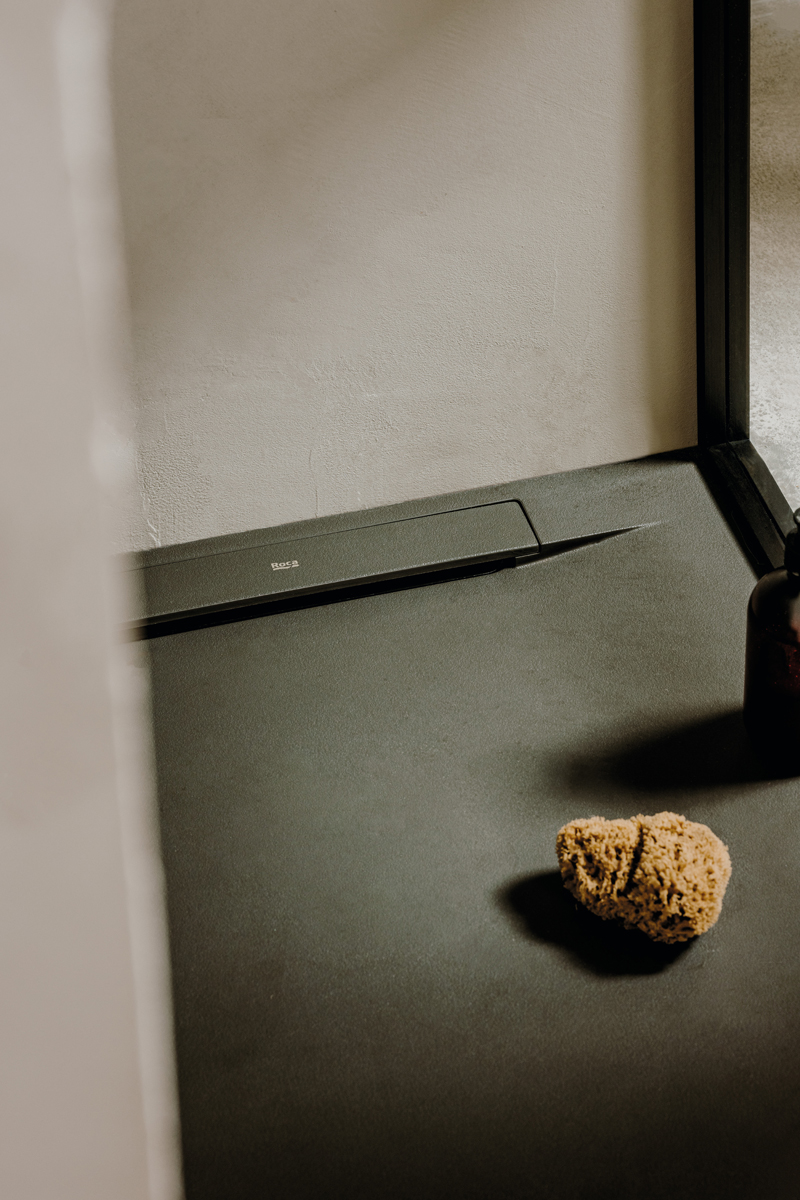 Ohtake: skulpturalna elegancija inspirirana prirodom i japanskom kulturom 2 Ohtake tuš kada od kompozitnih materijala / photo: ROCA