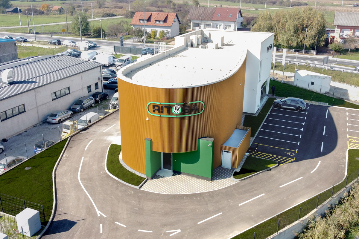 projekt: ASCOM-invest - Kada funkcija puca, a oblik pogodi cilj 2 projekt: RITOŠA-trgovine d.o.o. eksterijer / autor projekta: ASCOM-invest d.o.o. / glavni projektant:Timea Marochihi dipl.ing.arh. / photo: Timea Marochihi i MICPRO d.o.o.