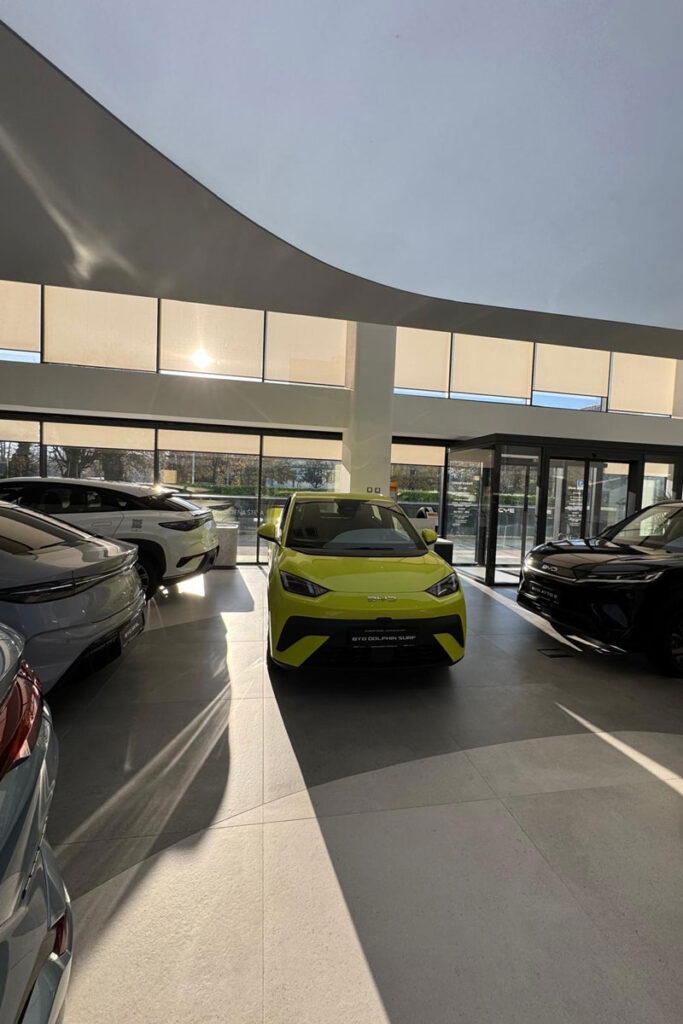 Zategnuti svjetleći stropovi – Spoj dizajna, tehnologije i energetske učinkovitosti 6 Auto Hrvatska BYD salon / photo: Petra Mesarić