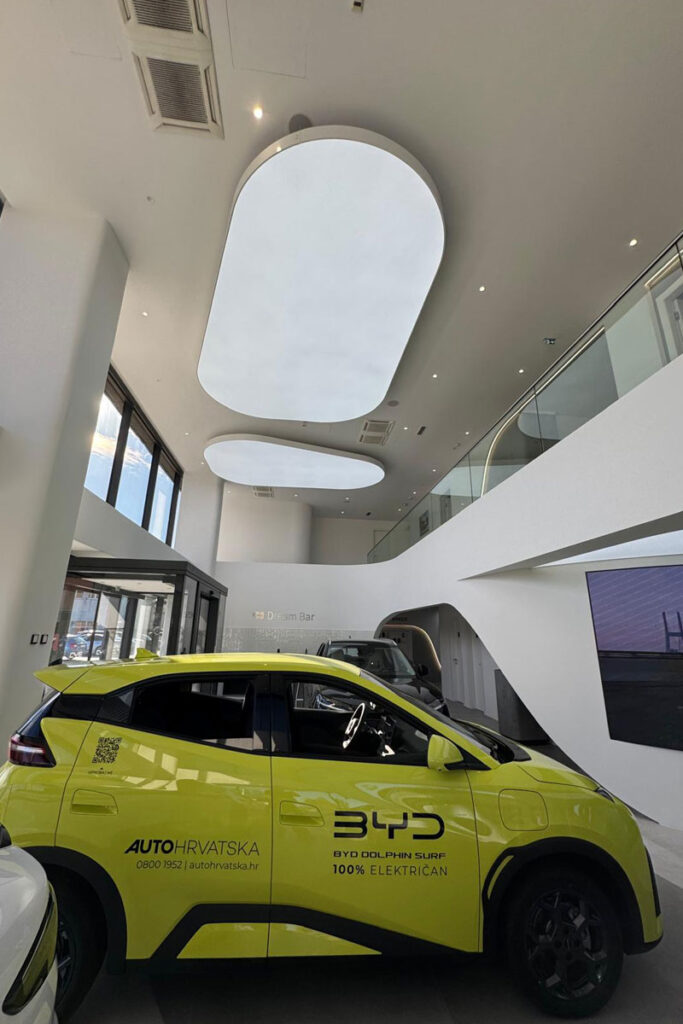 Zategnuti svjetleći stropovi – Spoj dizajna, tehnologije i energetske učinkovitosti 4 Svjetleći stropovi u Auto Hrvatska BYD salonu / photo: Petra Mesarić