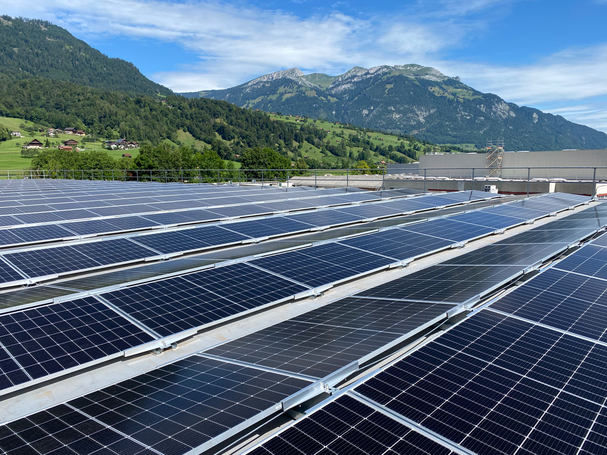 Fotonaponski sustav kao sastavni dio arhitektonskog koncepta 1 Fotonaponski sustav na ravnom krovu / foto: Sika