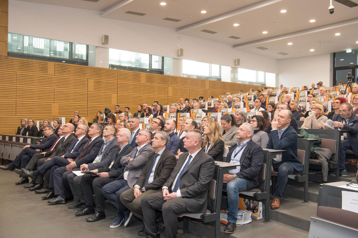 Održan stručni skup nZEB 2026 – Energetska učinkovitost i održivost / jučer-danas-sutra 1 Održan stručni skup nZEB 2026 – Energetska učinkovitost i održivost / jučer-danas-sutra / photo: službeni fotograf skupa Foto IPIK, Zagreb, B. Bitunjac