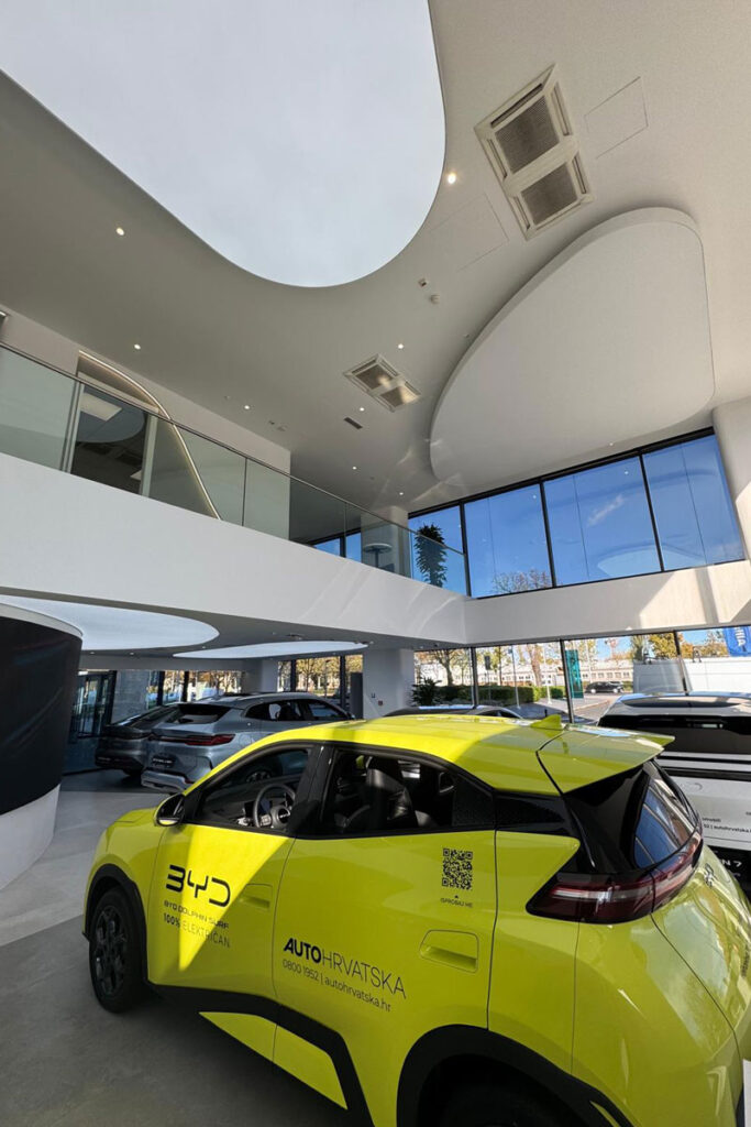 Zategnuti svjetleći stropovi – Spoj dizajna, tehnologije i energetske učinkovitosti 5 Svjetleći stropovi u Auto Hrvatska BYD salonu / photo: Petra Mesarić