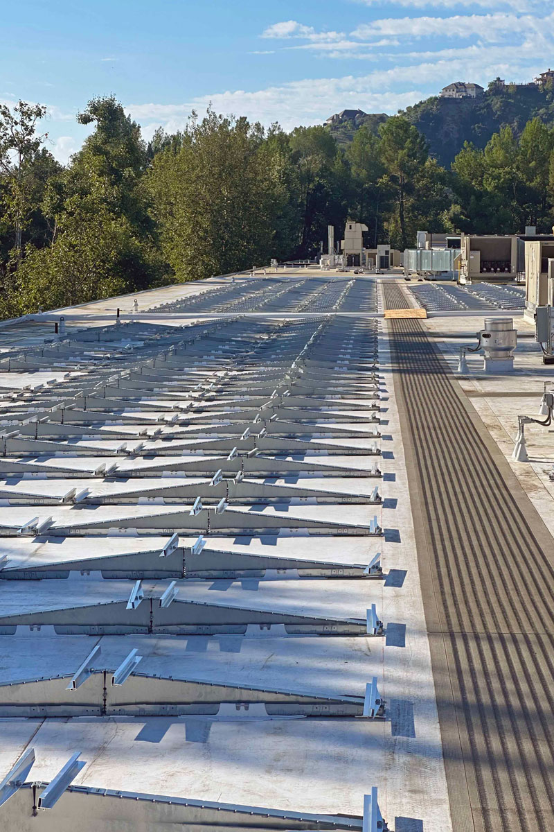 Fotonaponski sustav kao sastavni dio arhitektonskog koncepta 4 Postavljanje fotonaponskog sustava na ravni krov / photo: Sika