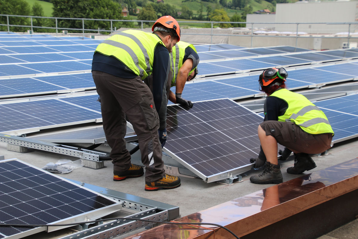 Fotonaponski sustav kao sastavni dio arhitektonskog koncepta 5 Postavljanje fotonaponskog sustava na ravni krov / photo: Sika