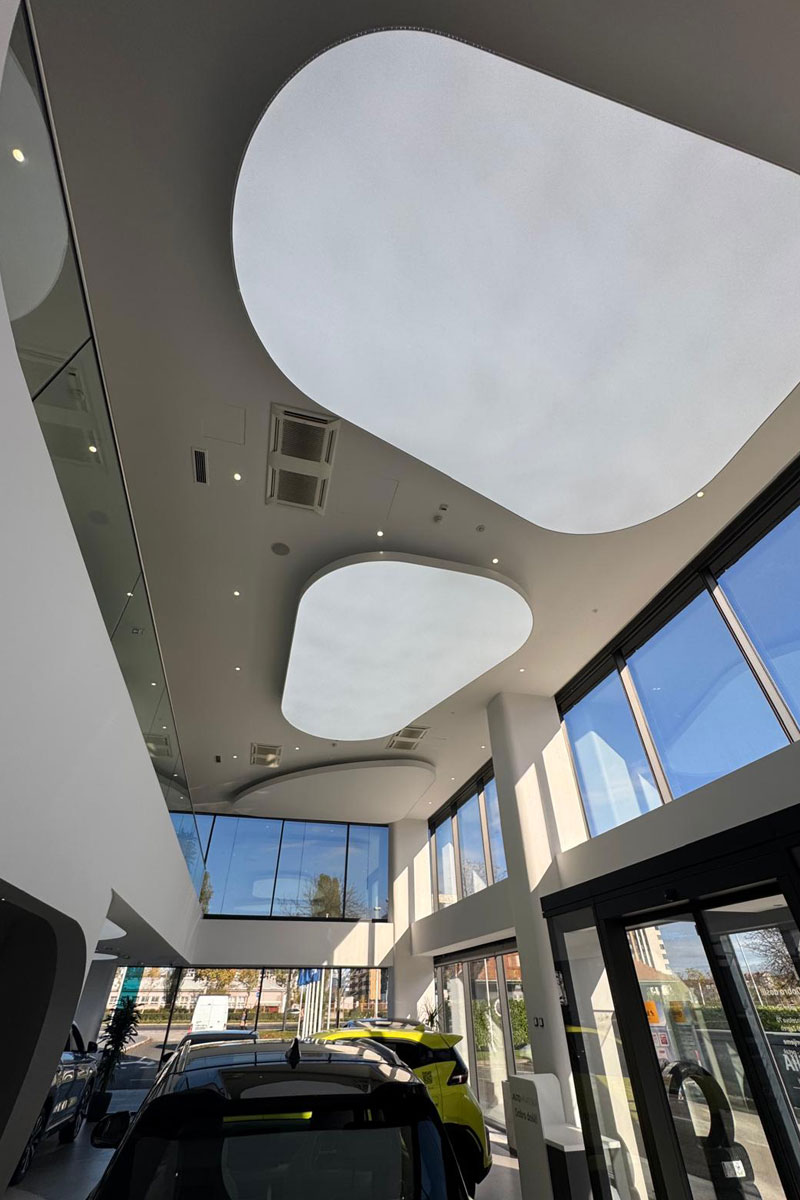 Zategnuti svjetleći stropovi – Spoj dizajna, tehnologije i energetske učinkovitosti 2 Svjetleći strop u salonu automobila / photo: Petra Mesarić