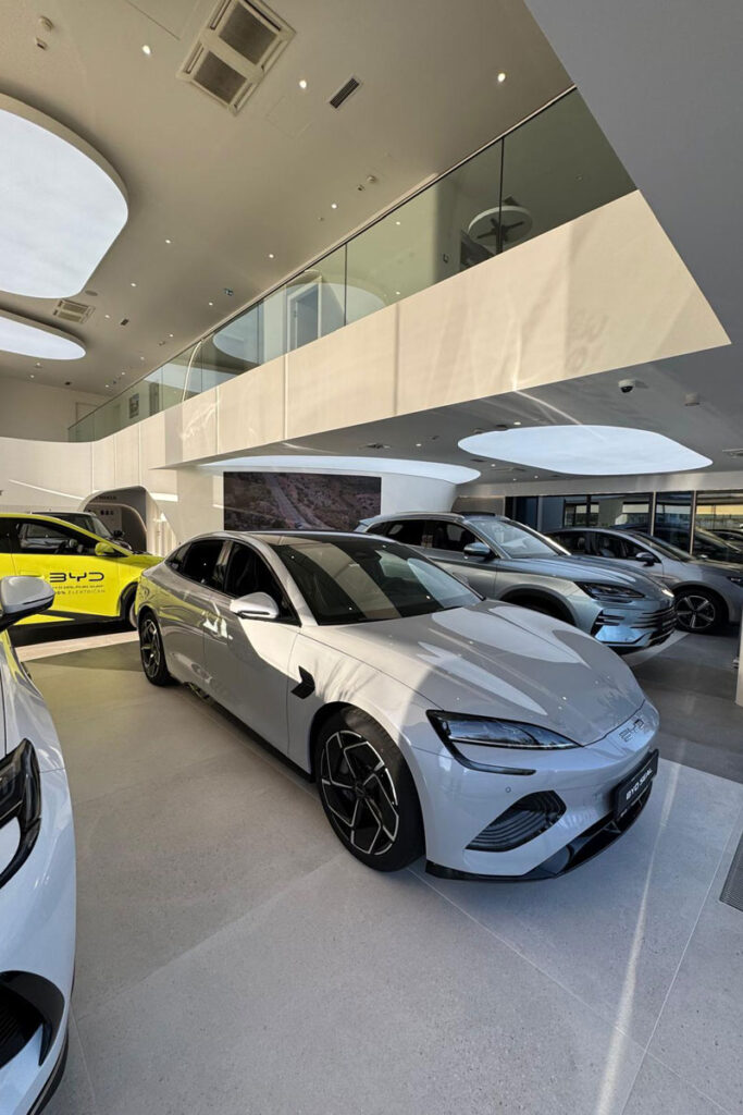 Zategnuti svjetleći stropovi – Spoj dizajna, tehnologije i energetske učinkovitosti 8 Auto Hrvatska BYD salon / photo: Petra Mesarić