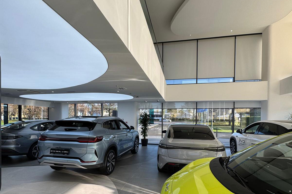 Zategnuti svjetleći stropovi – Spoj dizajna, tehnologije i energetske učinkovitosti 1 Svjetleći stropovi u Auto Hrvatska BYD salonu / photo: Petra Mesarić