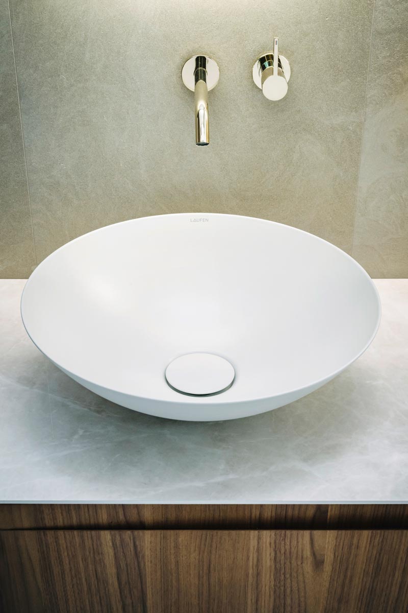 LAUFEN predstavlja VITREON čelik: novi sklad materijala za suvremenu kupaonicu 2 LAUFEN VITREON TERRA - Materijalni kontrasti koji se nadopunjuju, a ne natječu. Vrhunsko kupatilo zamišlja se u odnosima, a ne u izoliranim predmetima. (Umivaonik TERRA u bijeloj boji, namještaj ARUN u Noce Canaletto s keramičkom pločom u Ardesia Bianco, slavina Kartell • LAUFEN u PVD zlatnoj boji) / photo: Laufen
