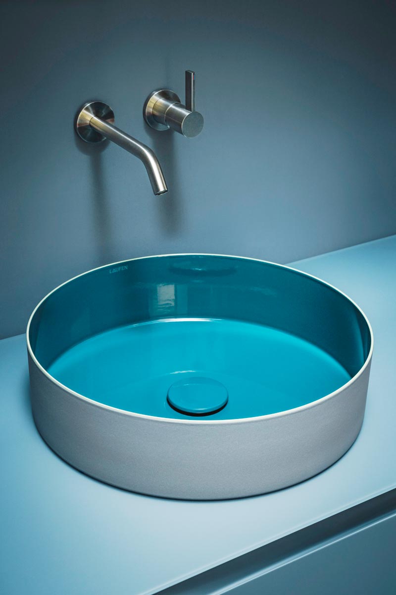 LAUFEN predstavlja VITREON čelik: novi sklad materijala za suvremenu kupaonicu 3 LAUFEN VITREON TRI-COLOR - Orkestrirana interakcija oblika i boja: umivaonik od glaziranog čelika TRI-COLOR, slavina Kartell • LAUFEN i namještaj ARUN stvaraju skladnu cjelinu / photo: Laufen